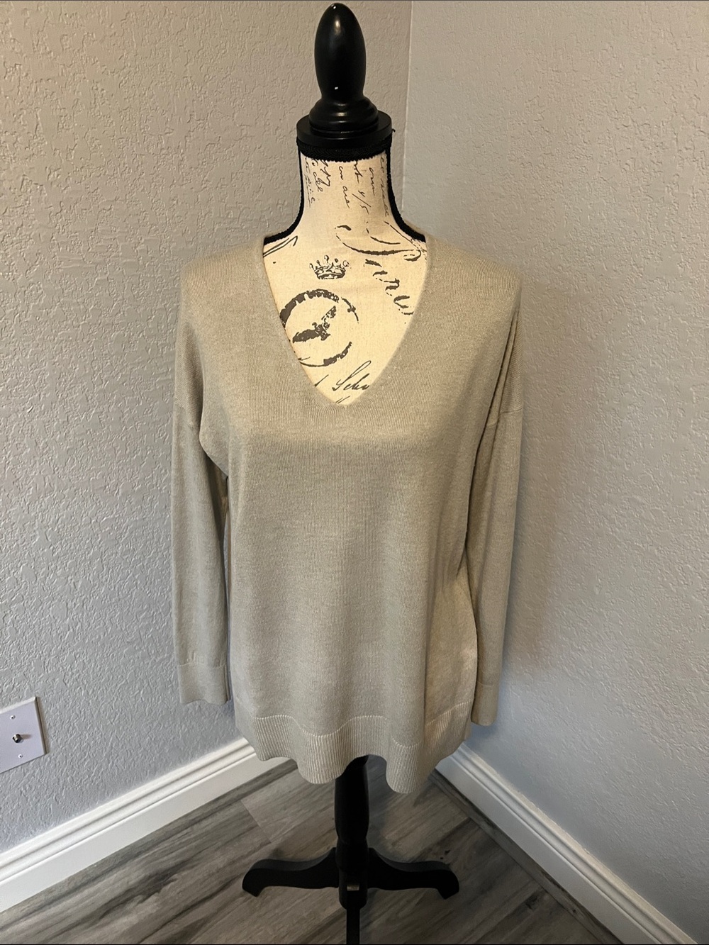 LOFT Women's V-Neck Long Sleeve Sweater in Light Gray